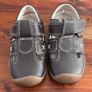 Unisex kids Pediped Brown Leather Closed-Toe Sandals- new without box